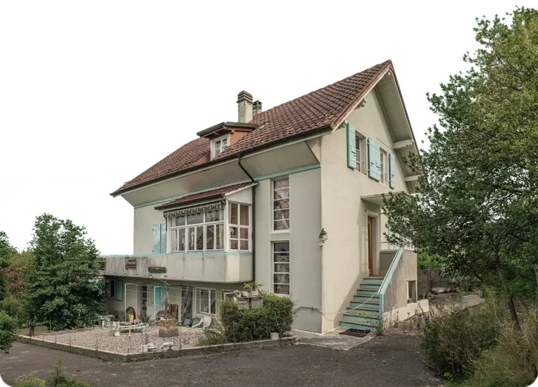 Villa la Villette, maison avec toit en tuiles, volets bleu clair et jardin arboré